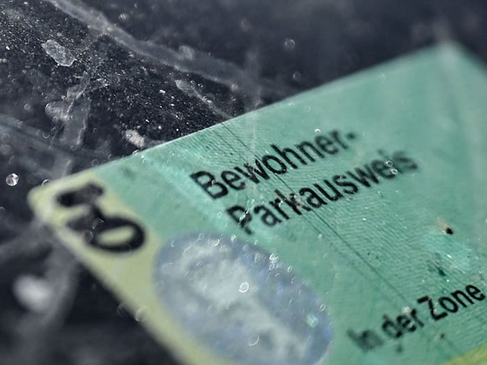 Die Gebühren für eine Vignette zum Anwohnerparken sind derzeit nicht kostendeckend. (Archivbild)  / Foto: Britta Pedersen/dpa