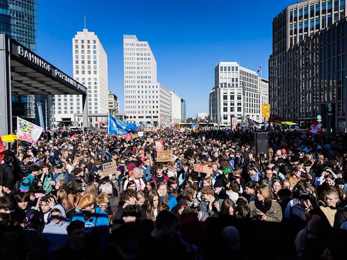 Nach einer Demonstration von Schülern gegen die Wehrpflicht ermittelt die Polizei wegen eines Plakats gegen Kanzler Merz und möglicher Verleumdung. / Foto: Christoph Soeder/dpa