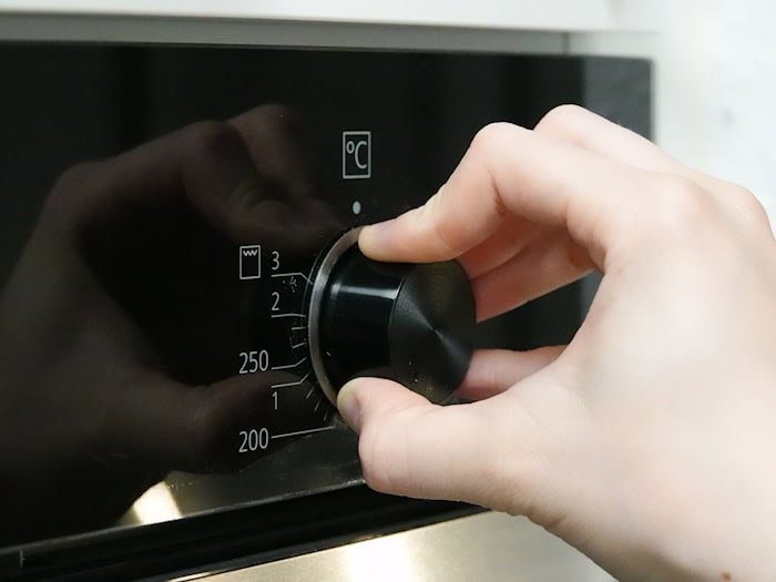 Explosion nach der Selbstreinigung eines Backofens. (Symbolbild) / Foto: Jessica Lichetzki/dpa