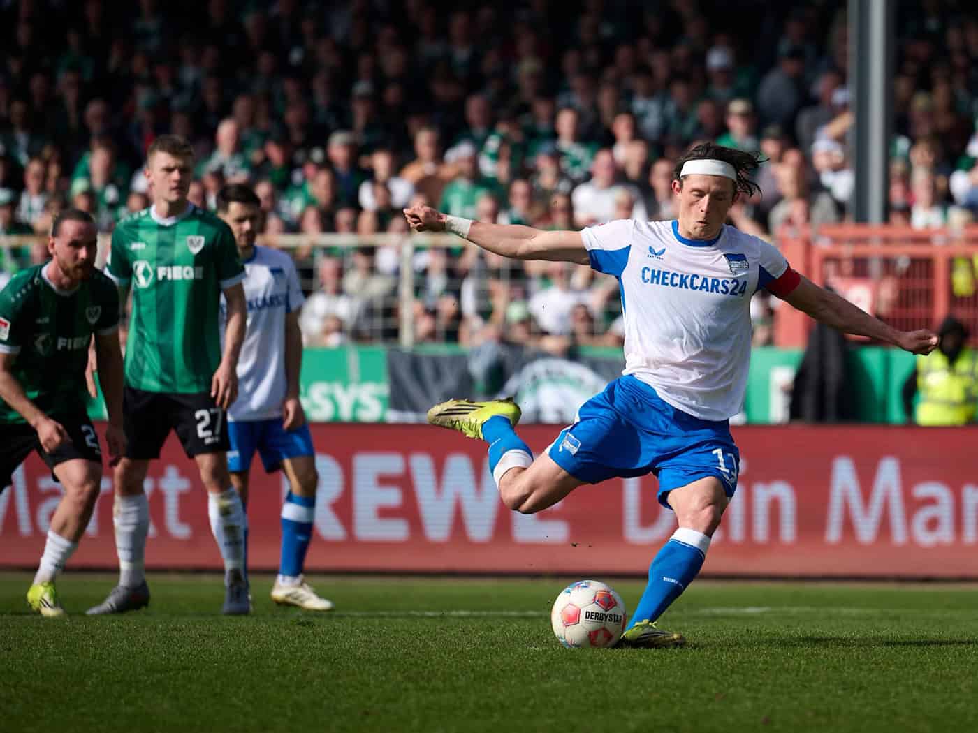 Fabian Reese (r) trifft vom Punkt. / Foto: Bernd Thissen/dpa