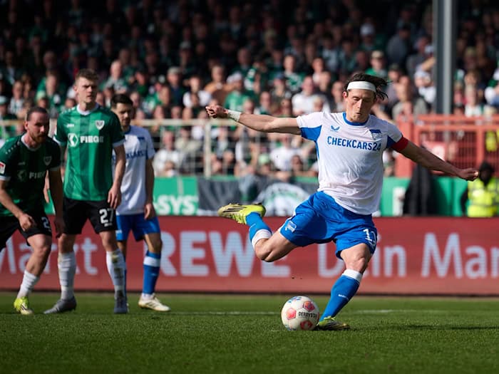 Fabian Reese (r) trifft vom Punkt. / Foto: Bernd Thissen/dpa