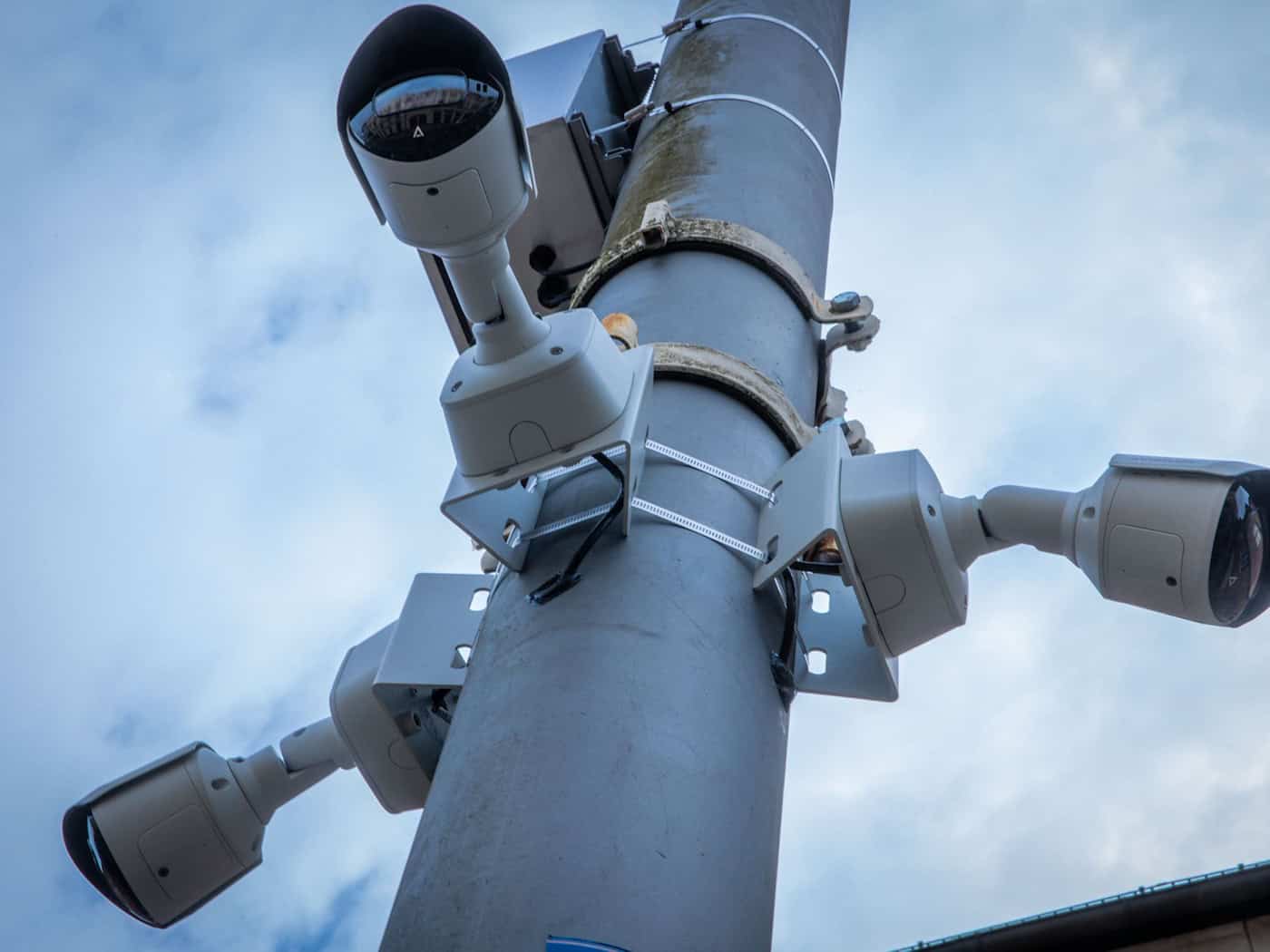 Von neuartigen Videokameras mit KI-Technik versprechen sich Fachleute mehr Sicherheit, es gibt aber auch Kritik am Einsatz solcher Systeme.    / Foto: Jens Büttner/dpa