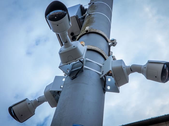 Von neuartigen Videokameras mit KI-Technik versprechen sich Fachleute mehr Sicherheit, es gibt aber auch Kritik am Einsatz solcher Systeme.    / Foto: Jens Büttner/dpa