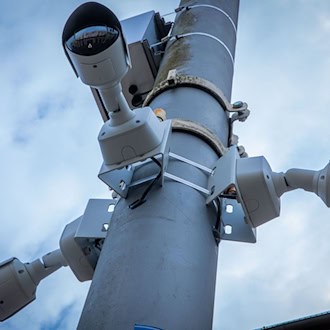 Von neuartigen Videokameras mit KI-Technik versprechen sich Fachleute mehr Sicherheit, es gibt aber auch Kritik am Einsatz solcher Systeme.    / Foto: Jens Büttner/dpa