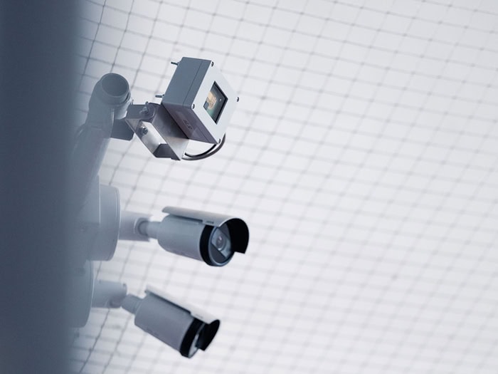 Videokameras und Künstliche Intelligenz sollen in Berlin in einem Testlauf die Umgebung des Roten Rathauses und des Abgeordnetenhauses überwachen. (Symbolbild) / Foto: Marius Becker/dpa