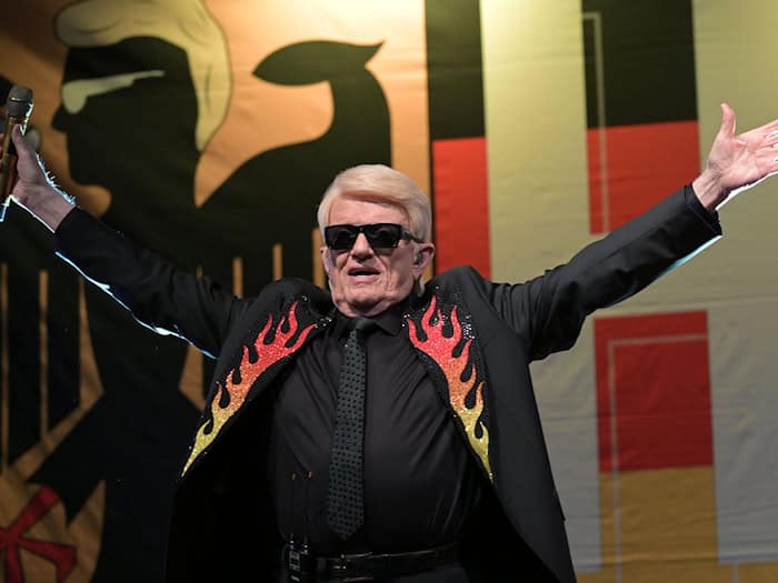 Viel Schwarz-Rot-Gold ist zu sehen, wenn Heino auf der Bühne singt. / Foto: Michael Bahlo/dpa
