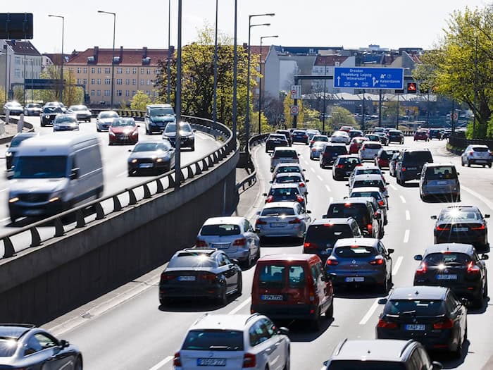 Rund um Ostern ist auf Berliner Straßen mit besonders viel Verkehr zu rechnen. (Archivbild) / Foto: Carsten Koall/dpa