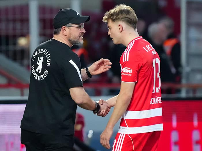 Baumgart (l) fand den Platzverweis für Schäfer nicht gerechtfertigt. / Foto: Soeren Stache/dpa