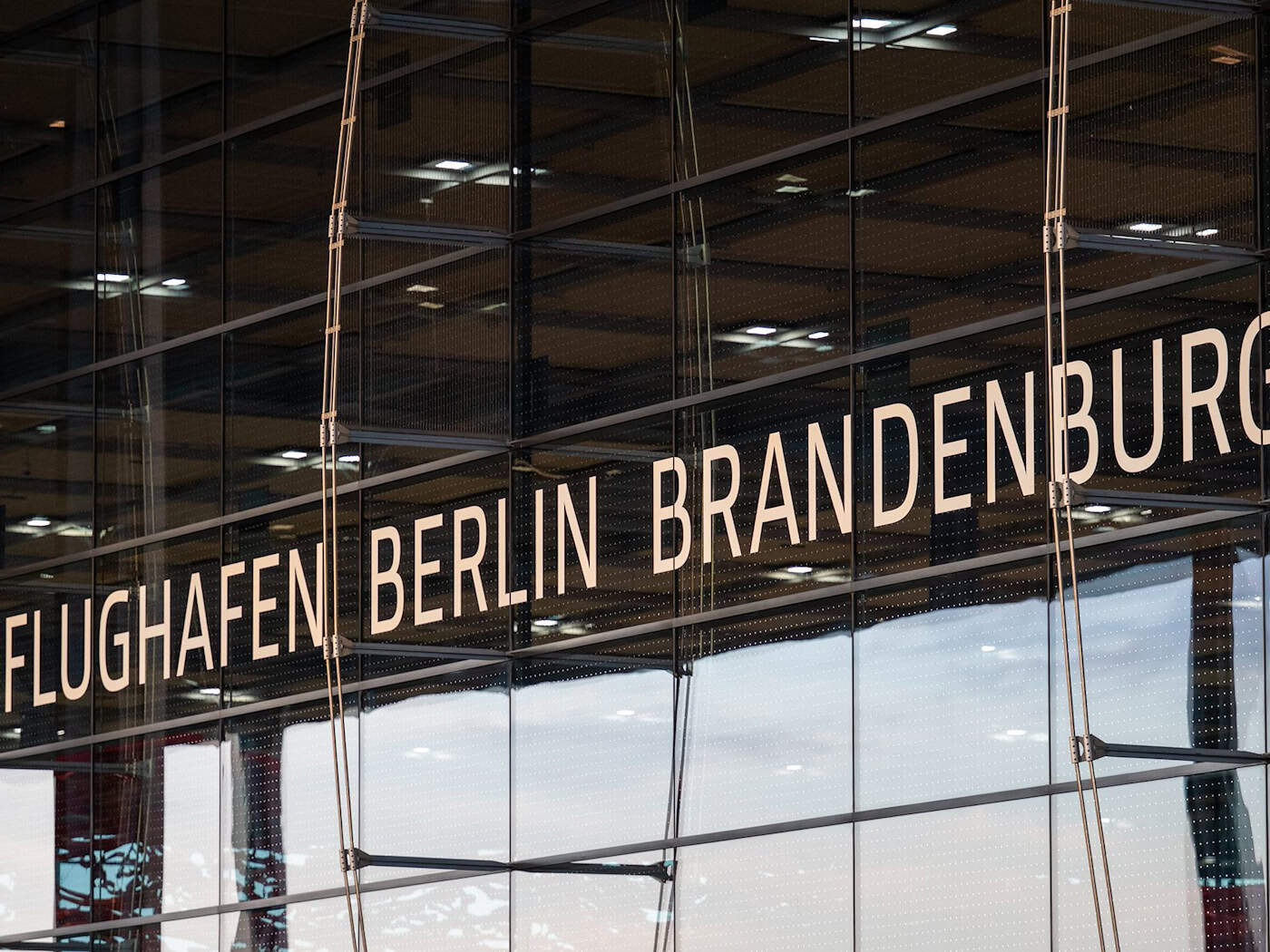 Die Gewerkschaft Verdi hat zu einem Warnstreik bei der Flughafengesellschaft Berlin-Brandenburg aufgerufen. (Archivbild) / Foto: Soeren Stache/dpa