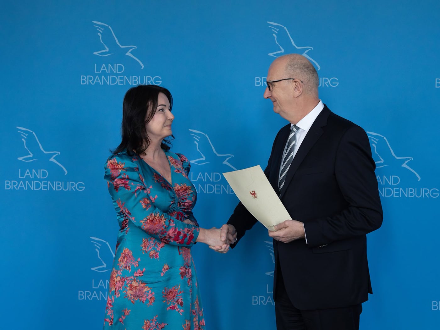 Brandenburgs Ministerpräsident Dietmar Woidke (SPD) hat Gesundheitsministerin Britta Müller (parteilos) verabschiedet. / Foto: Soeren Stache/dpa