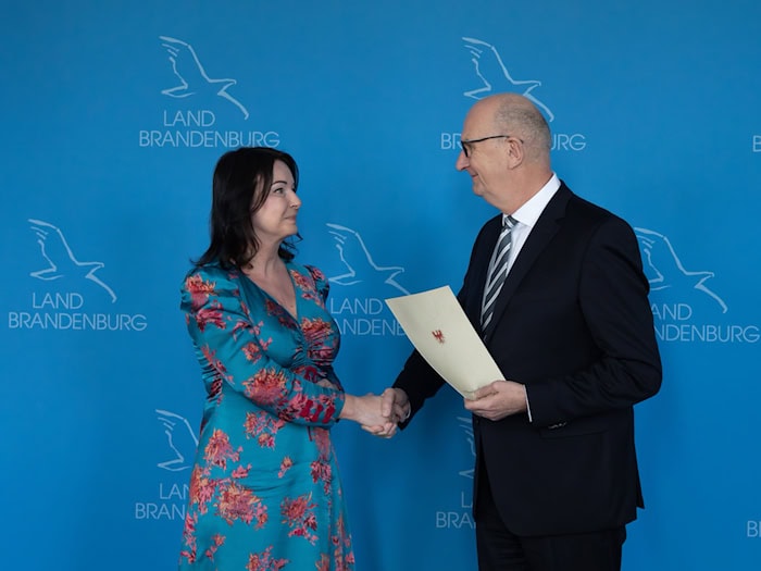 Brandenburgs Ministerpräsident Dietmar Woidke (SPD) hat Gesundheitsministerin Britta Müller (parteilos) verabschiedet. / Foto: Soeren Stache/dpa