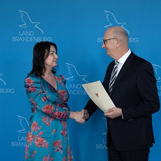 Brandenburgs Ministerpräsident Dietmar Woidke (SPD) hat Gesundheitsministerin Britta Müller (parteilos) verabschiedet. / Foto: Soeren Stache/dpa