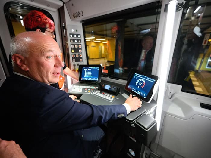 Berlins Regierender Bürgermeister Kai Wegner (CDU) spricht sich für eine bessere Verkehrsanbindung der Außenbezirke aus – und will auch die umstrittene U7-Verlängerung nicht ausschließen. (Archivbild) / Foto: Bernd von Jutrczenka/dpa