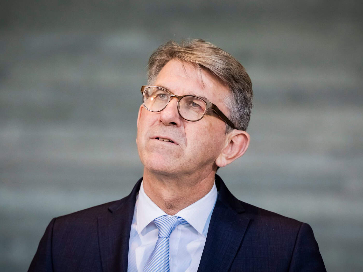 Kulturstaatsminister Wolfram Weimer erläutert seinen Umgang mit der Vergabe des Deutschen Buchhandlungspreises. (Archivbild) / Foto: Christoph Soeder/dpa