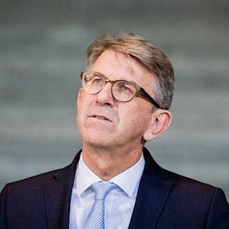 Kulturstaatsminister Wolfram Weimer erläutert seinen Umgang mit der Vergabe des Deutschen Buchhandlungspreises. (Archivbild) / Foto: Christoph Soeder/dpa