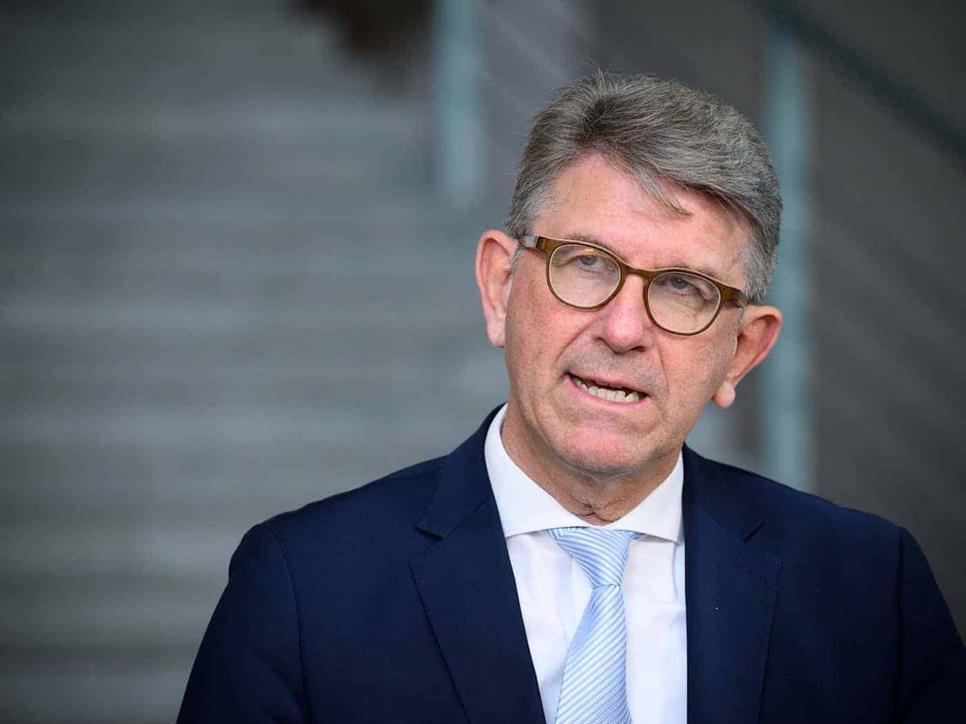 Kulturstaatsminister Wolfram Weimer hat wegen «verfassungsschutzrelevanter Erkenntnisse» drei linke Buchläden von der Liste für den Deutschen Buchhandlungspreis gestrichen (Archivbild). / Foto: Bernd von Jutrczenka/dpa