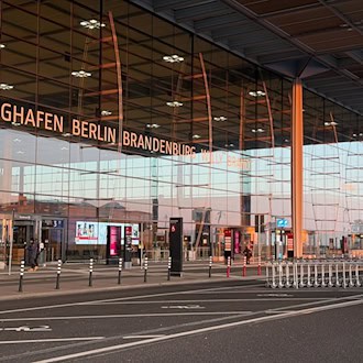 Der Sommerflugplan am Hauptstadtflughafen BER sieht neue Langstreckenverbindungen insbesondere nach Kanada vor. (Archivbild) / Foto: Dominik Kotzur/dpa