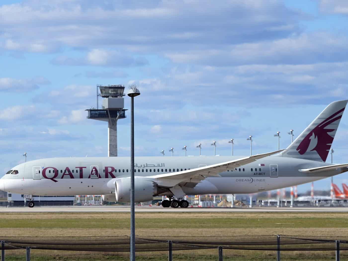 Auf Verbindungen in den Nahen Osten kommt es am BER nach wie vor zu weitreichenden Einschränkungen. (Archivbild) / Foto: Soeren Stache/dpa-Zentralbild/dpa