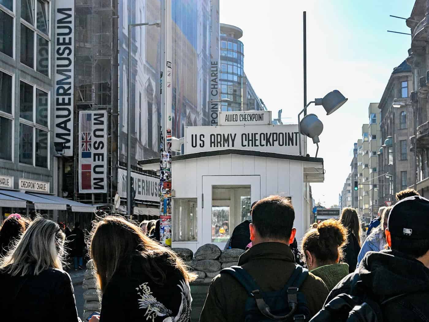 Am Checkpoint Charlie an der Friedrichstraße in Berlin-Kreuzberg soll ein Bildungs- und Erinnerungsort entstehen. (Archivbild)  / Foto: Jens Kalaene/dpa
