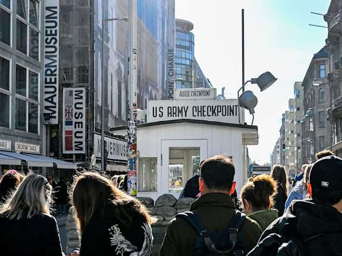 Am Checkpoint Charlie an der Friedrichstraße in Berlin-Kreuzberg soll ein Bildungs- und Erinnerungsort entstehen. (Archivbild)  / Foto: Jens Kalaene/dpa