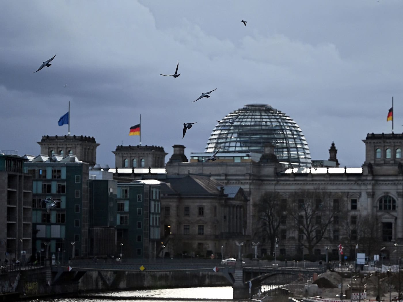Vereinzelt kommt es sogar zu Gewittern. (Archivbild) / Foto: Lilli Förter/dpa
