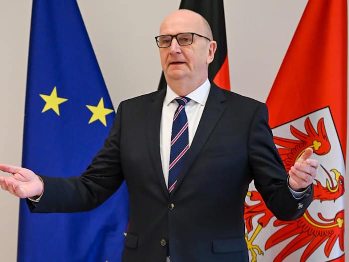 Woidke will sich um den Abbau von Doppelstrukturen in der Verwaltung kümmern. (Archivbild) / Foto: Jens Kalaene/dpa