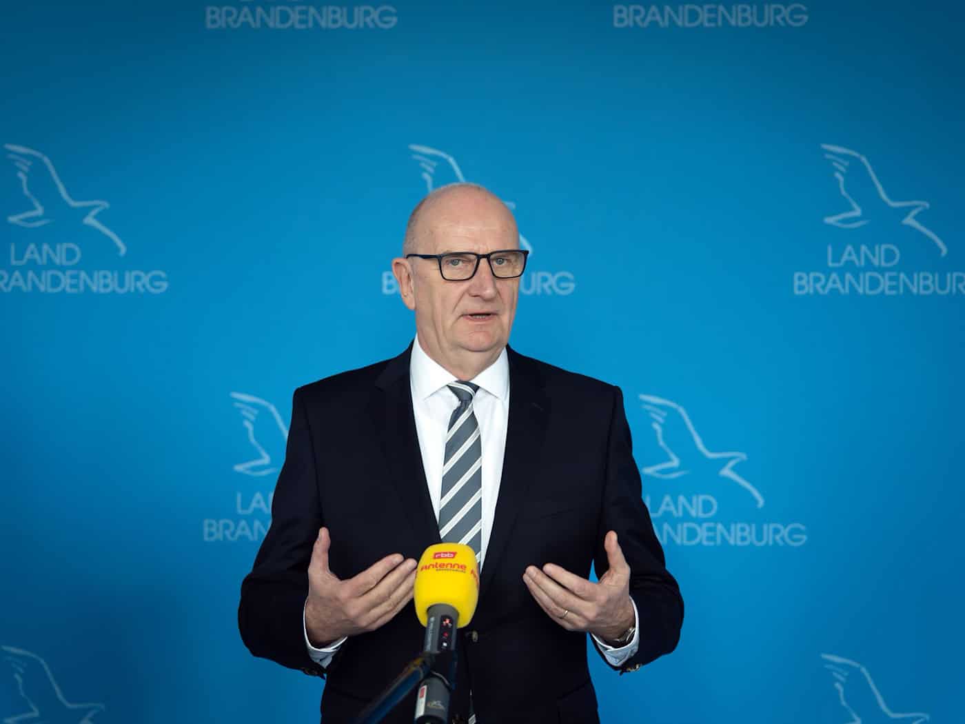 Brandenburgs Regierungschef Dietmar Woikde (SPD) setzt Sicherheit und Stabilität ganz oben an (Archivbild). / Foto: Soeren Stache/dpa