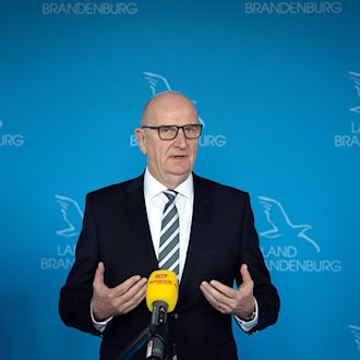 Brandenburgs Regierungschef Dietmar Woikde (SPD) setzt Sicherheit und Stabilität ganz oben an (Archivbild). / Foto: Soeren Stache/dpa