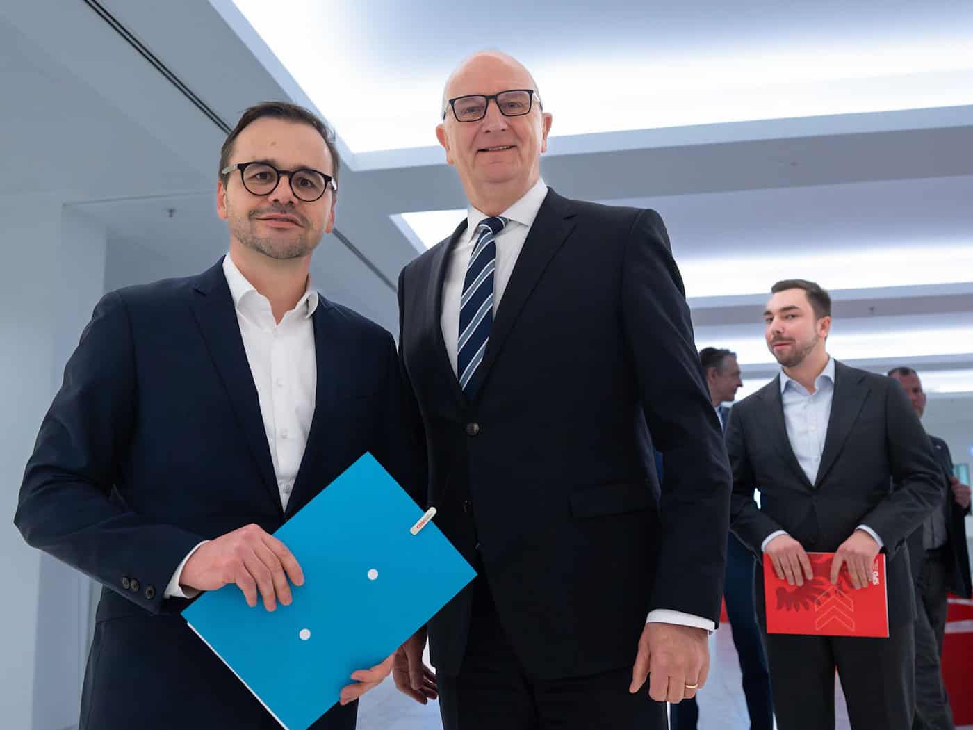 SPD und CDU - hier mit Dietmar Woidke (M, SPD) und Jan Redmann (links, CDU) im Foto - bilden die neue Regierungskoalition in Brandenburg. (Archivbild) / Foto: Soeren Stache/dpa