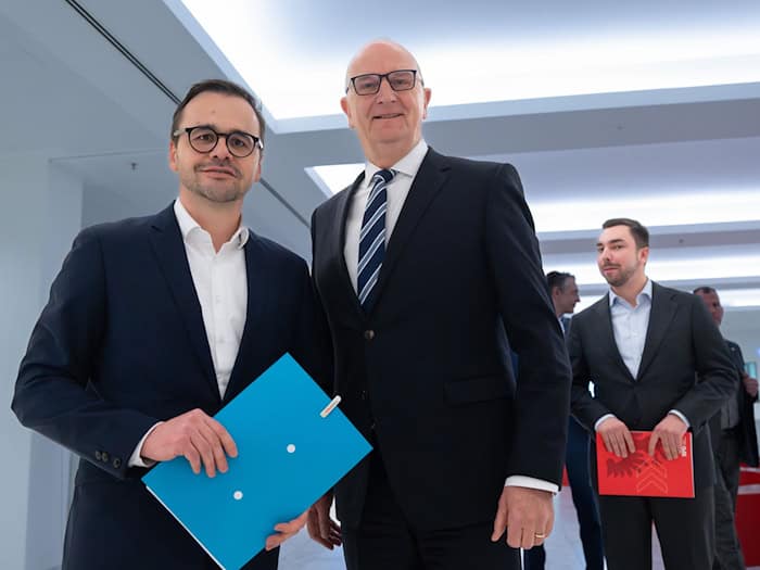 SPD und CDU - hier mit Dietmar Woidke (M, SPD) und Jan Redmann (links, CDU) im Foto - bilden die neue Regierungskoalition in Brandenburg. (Archivbild) / Foto: Soeren Stache/dpa