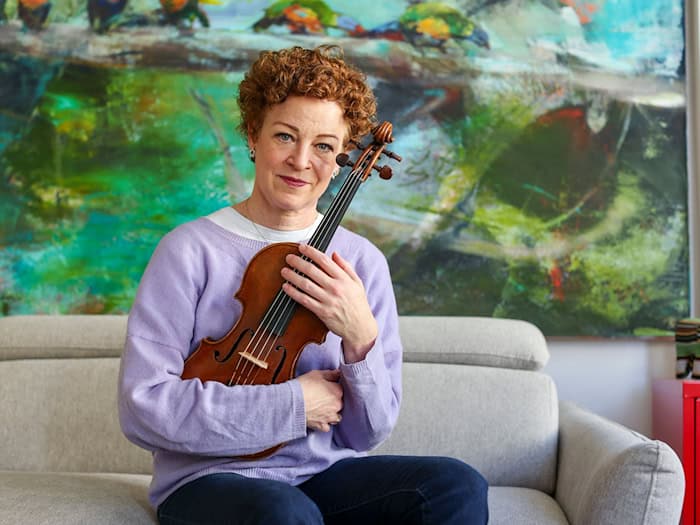 Carolin Widmann hatte Angst um ihr wertvolles Instrument. Nun hat die Lufthansa die Regel für kleine Instrumente geändert. / Foto: Jan Woitas/dpa