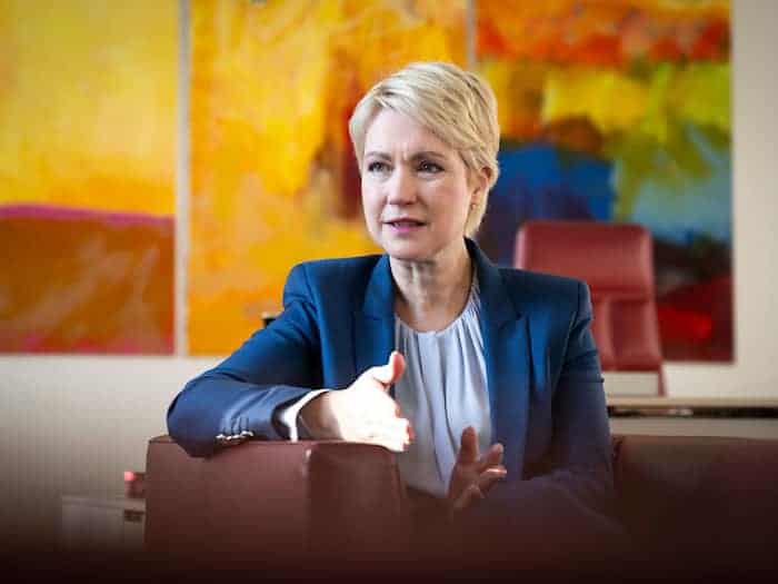 Ministerpräsidentin Manuela Schwesig übt Kritik am Ersatzverkehr entlang der gesperrten Bahnstrecke zwischen Berlin nach Hamburg. (Archivbild) / Foto: Philip Dulian/dpa