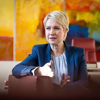 Ministerpräsidentin Manuela Schwesig übt Kritik am Ersatzverkehr entlang der gesperrten Bahnstrecke zwischen Berlin nach Hamburg. (Archivbild) / Foto: Philip Dulian/dpa