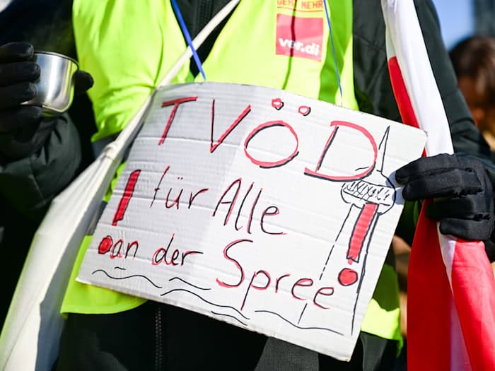 Die Beschäftigten hatten bereits Ende Februar gestreikt. (Archivbild) / Foto: Sebastian Gollnow/dpa