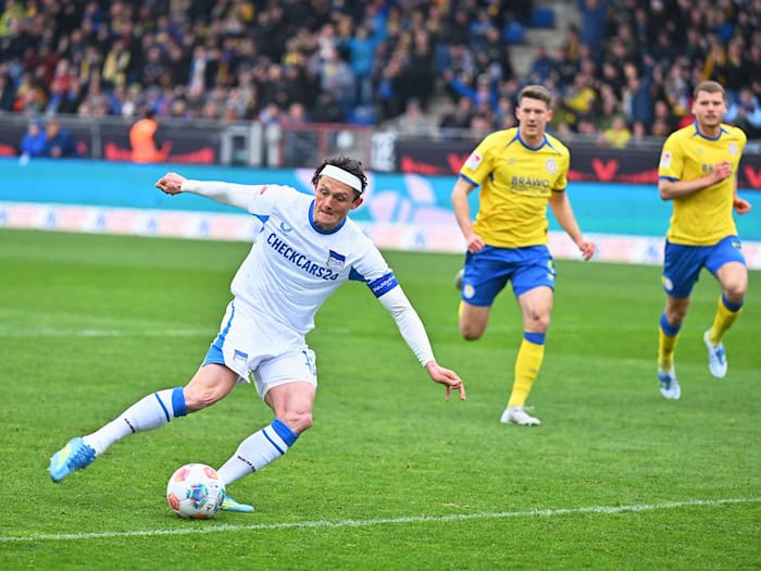 Herthas Fabian Reese beim Elfmeter. / Foto: Swen Pförtner/dpa