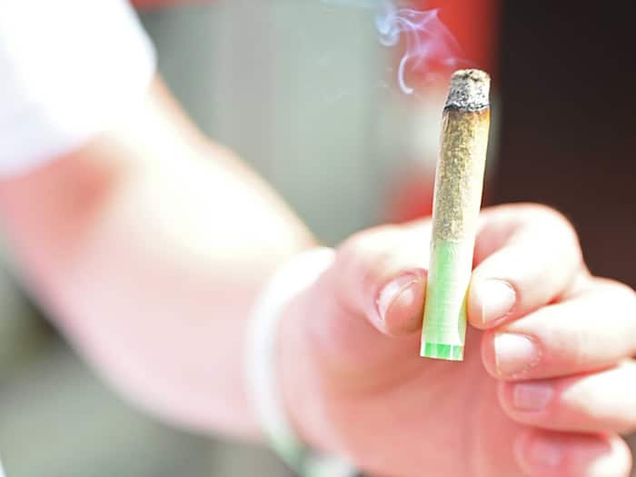 Erwachsene dürfen in der Öffentlichkeit bis zu 25 Gramm Cannabis mit sich führen. (Symbolbild) / Foto: Michael Brandt/dpa