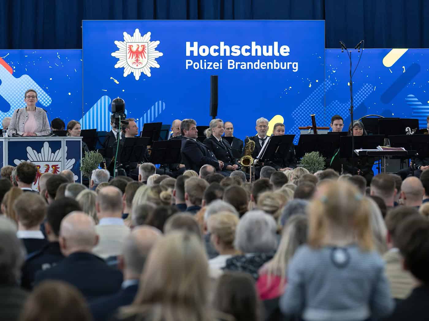 Zum 1. April wurden neue Anwärter für den Polizeidienst ernannt. (Archivbild)  / Foto: Soeren Stache/dpa