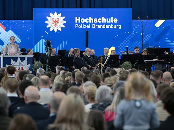 Zum 1. April wurden neue Anwärter für den Polizeidienst ernannt. (Archivbild)  / Foto: Soeren Stache/dpa