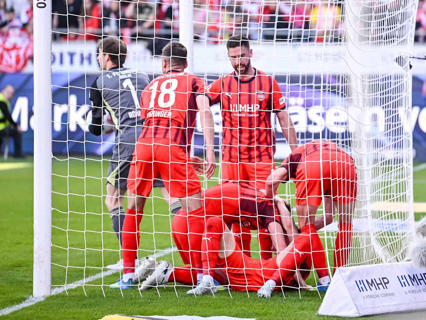 Jubel in Rot: Heidenheim kann doch noch siegen / Foto: Harry Langer/dpa