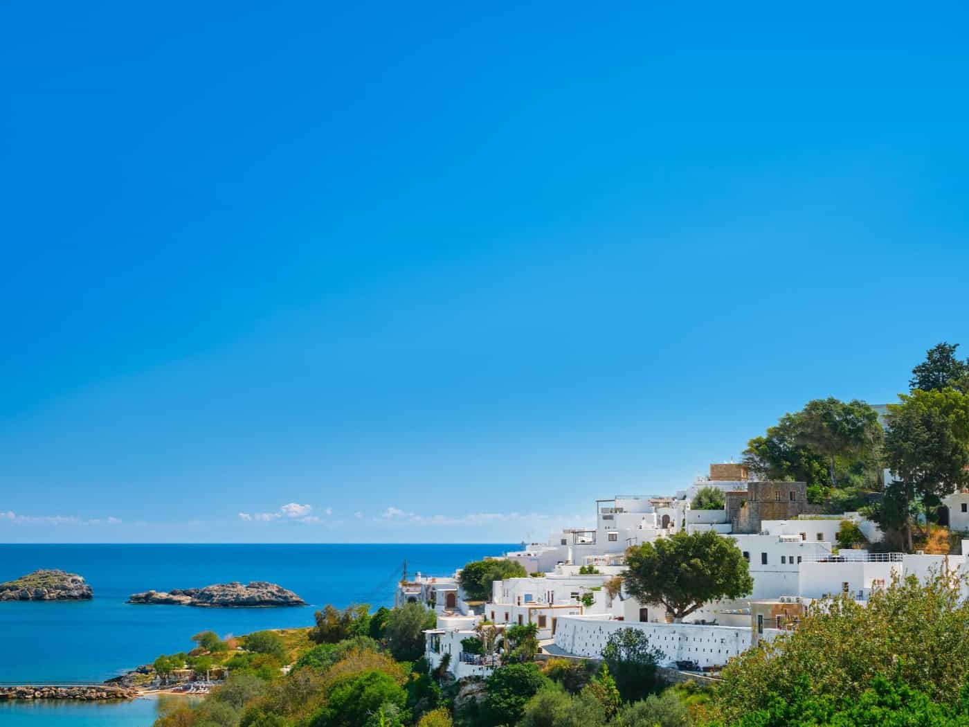 Rhodos: Wo antike Geschichte auf türkisfarbenes Meer trifft – ein Juwel der griechischen Ägäis. / Foto: ededchechine auf freepik.com