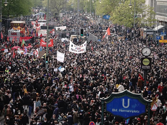 Die Berliner Polizei ist in diesem Jahr am 1. Mai über den ganzen Tag mit 5.300 Beamten im Einsatz. (Archivbild) / Foto: Kay Nietfeld/dpa