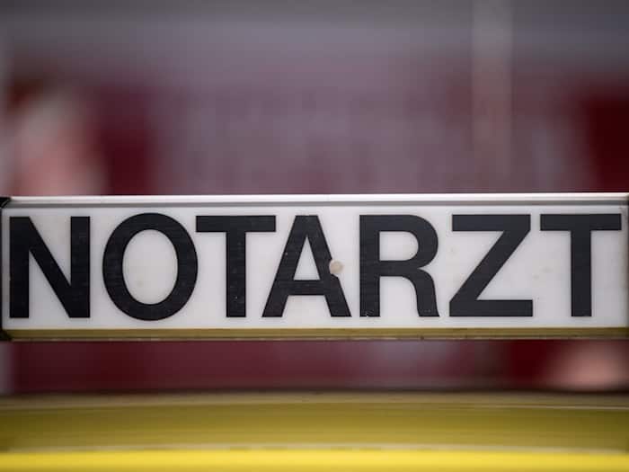 Trotz Notarzt war es zu spät: Ein Mann ist auf der L100 verunglückt. (Symbolbild) / Foto: Sebastian Gollnow/dpa