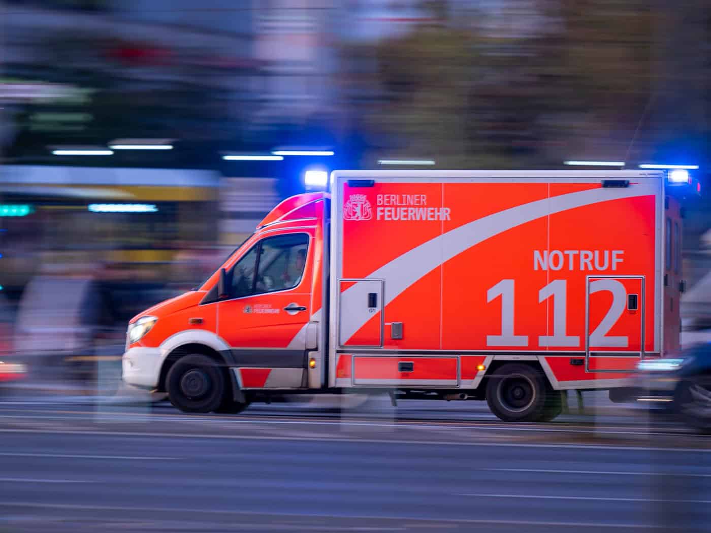 Die Frau wurde am Einsatzort reanimiert und mit Brandverletzungen im Gesicht und an den Händen zur stationären Behandlung in ein Krankenhaus gebracht. (Symbolbild) / Foto: Monika Skolimowska/dpa