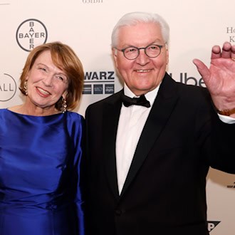 Bundespräsident Frank-Walter Steinmeier und seine Frau Elke Büdenbender kommen zum Bundespresseball. / Foto: Carsten Koall/dpa