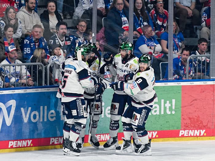 Jubeln über einen Auswärtssieg in Mannheim: die Eisbären Berlin. / Foto: Uwe Anspach/dpa