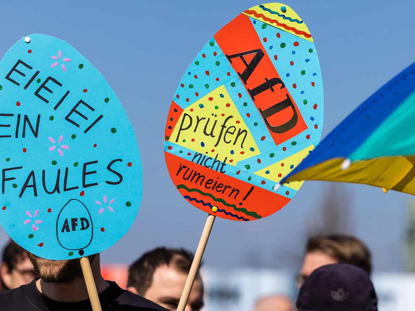 Mit selbstgebastelten Eiern protestieren AfD-Gegner für eine verfassungsrechtliche Überprüfung der Partei. / Foto: Frank Hammerschmidt/dpa