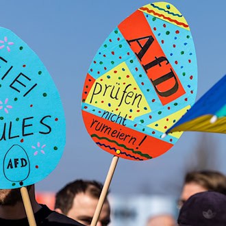 Mit selbstgebastelten Eiern protestieren AfD-Gegner für eine verfassungsrechtliche Überprüfung der Partei. / Foto: Frank Hammerschmidt/dpa