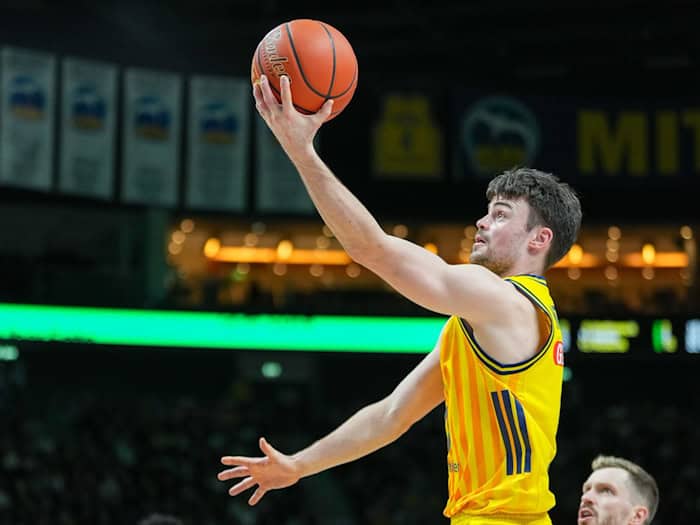 Alba-Kapitän Jonas Mattisseck beim 67:61-Hinspielsieg der Berliner gegen die Bayern (Archivbild) / Foto: Soeren Stache/dpa