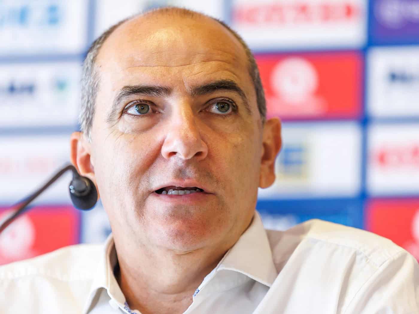 Himar Ojeda erläutert den Transfer von College-Spieler Rataj. (Archivbild)  / Foto: Andreas Gora/dpa