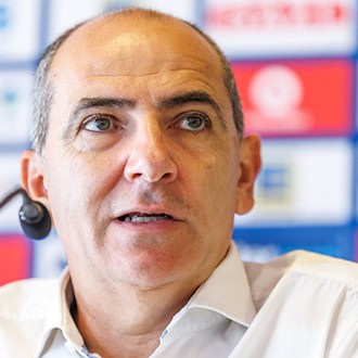 Himar Ojeda erläutert den Transfer von College-Spieler Rataj. (Archivbild)  / Foto: Andreas Gora/dpa